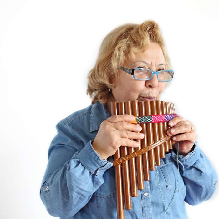 Atem schulen: Frau spielt Panflöte