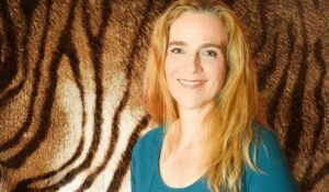 Monatsrückblick Januar 2022 - Elena Deppe vor einem Tigermuster