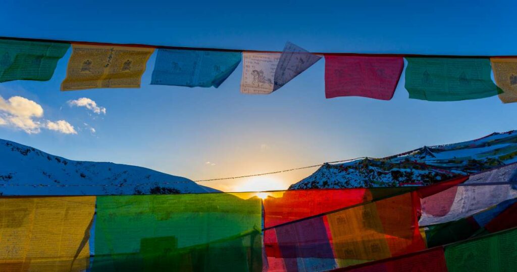 Bunte tibetische Gebetsfahnen mit buddhistischen Mantren an Losar