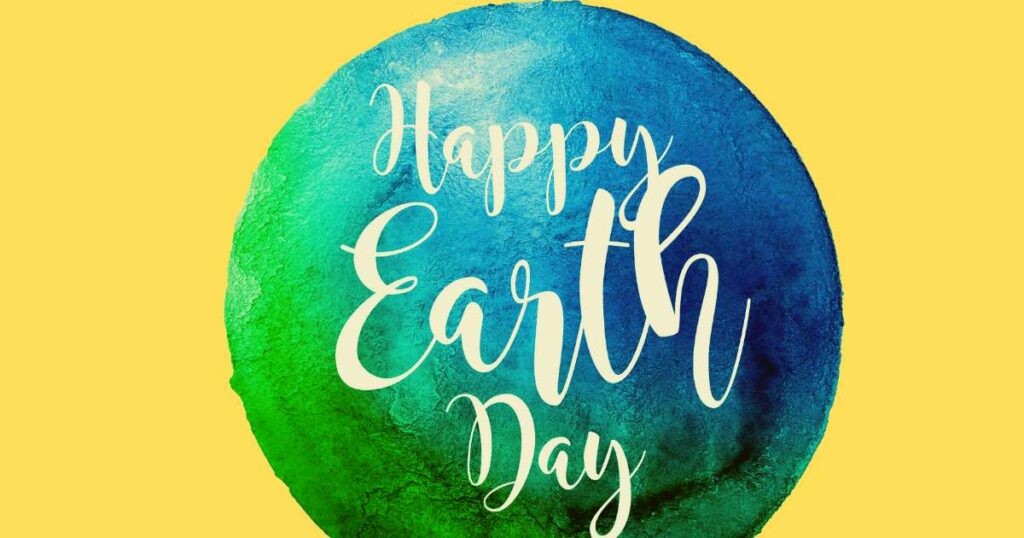 Happy Earth Day steht auf einer Weltkugel geschrieben.