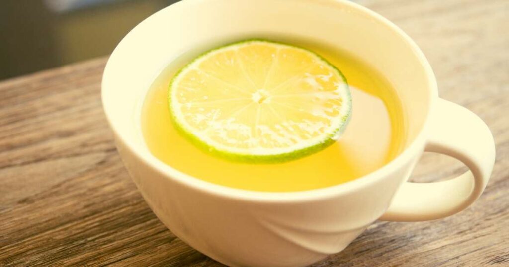 Gegen Heiserkeit hilft Lindenblüten-Tee mit Limettensaft und Honig
